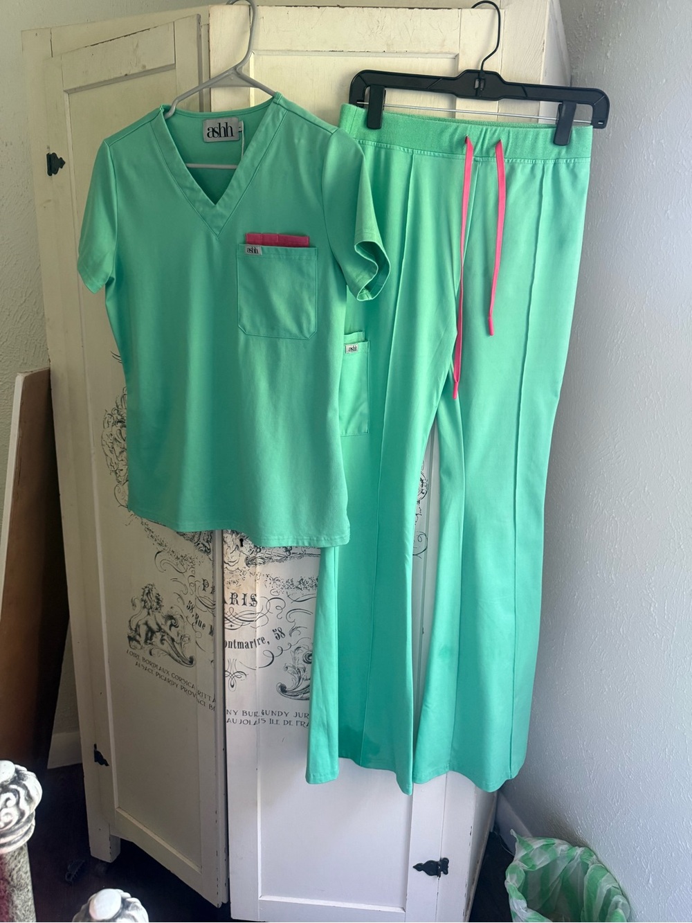 NWT/NWOT “Sold Out” Ashh Cargo Flare Scrub Set - Picture 2 of 16